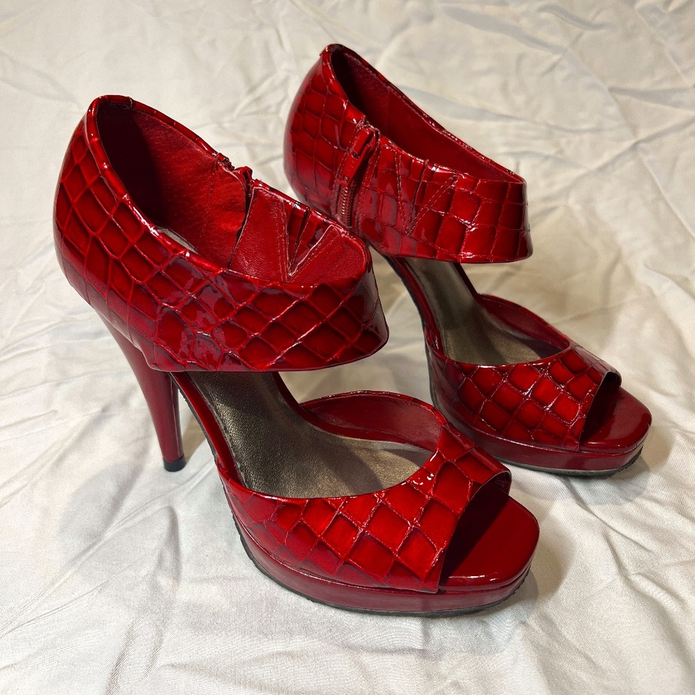 Gianni Bini Red Leather Crocodile Print Peep Toe Zip Up Heels